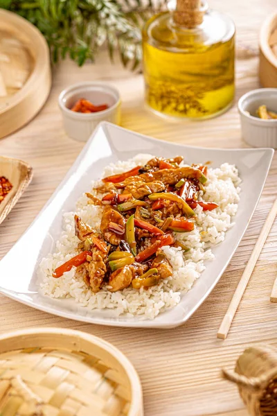 Revuelva Pollo Frito Con Verduras Adornadas Con Arroz Blanco Hervido —  Fotos de Stock