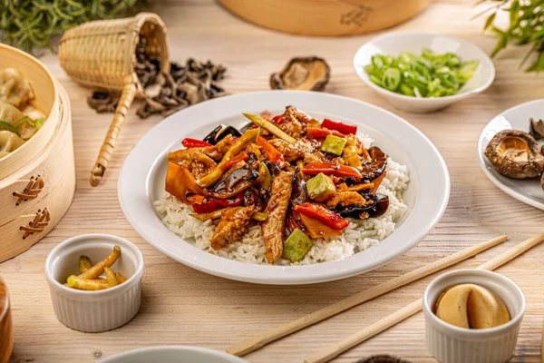 Slices Chicken Jelly Ear Vegetables Spicy Sauce Served Rice Chinese — Stok fotoğraf