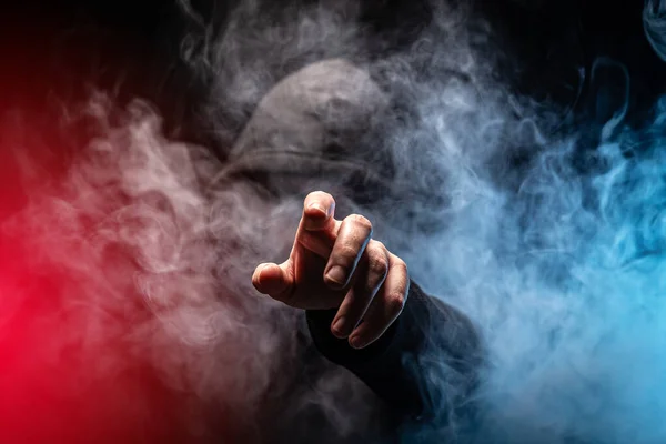煙で満たされた背景のハッカー — ストック写真