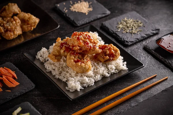 Krevety v tempura těstíčku se sladkou chilli omáčkou — Stock fotografie