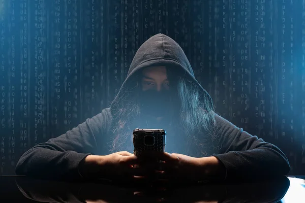 Hacker με κινητό τηλέφωνο — Φωτογραφία Αρχείου