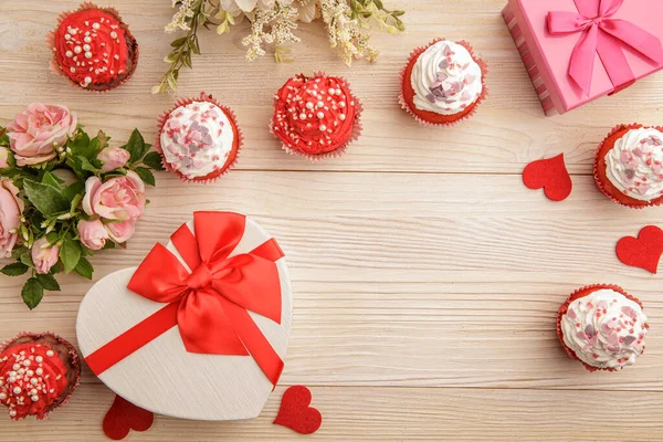 Deliziosi cupcake con scatole regalo — Foto Stock