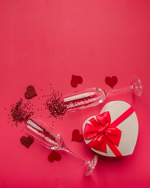 Twee champagneglazen met confetti — Stockfoto