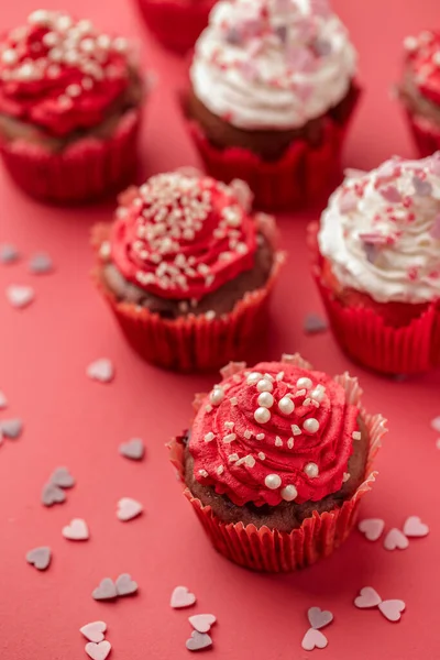 Cupcake con panna e zucchero a spruzzo — Foto Stock