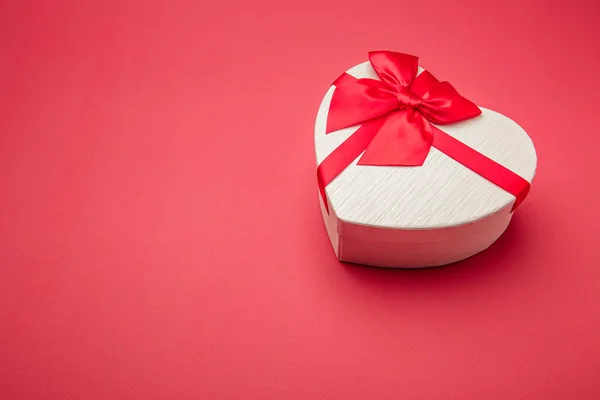 Caja de regalo con forma de corazón Fotos de stock libres de derechos