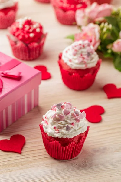 Cupcake Saint-Valentin avec des cœurs rouges — Photo