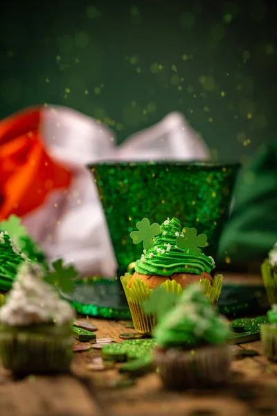 Glad St Patricks Day cupcakes Royaltyfria Stockbilder