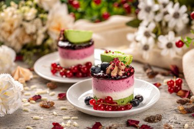 Üç katlı mini yuvarlak pasta.