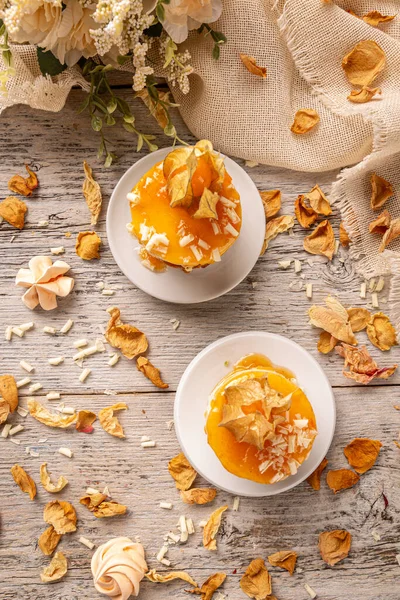 Mini torta di formaggio rotonda al caramello Foto Stock