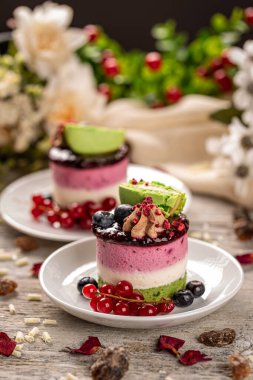 Üç renkli mini katlı pasta.