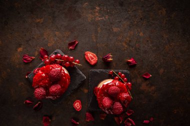 Böğürtlenli ve kremalı mini peynirli kek.