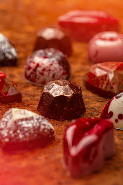 Mucha variedad de pralinés de chocolate Fotos de stock