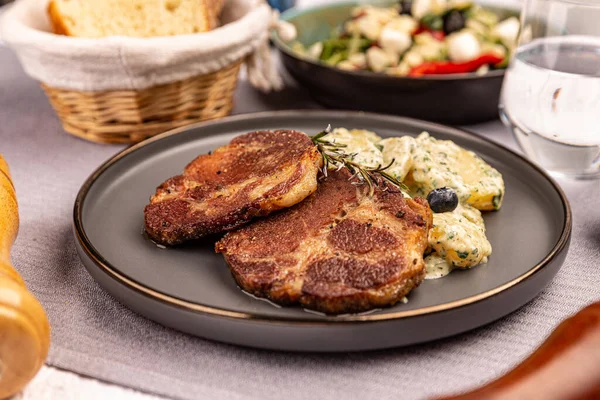 Gegrilltes Schweinefleisch mit Kartoffelsalat lizenzfreie Stockbilder