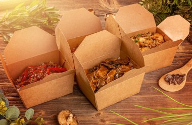 Baharatlı Çinliler yemeği dışarı çıkarır.