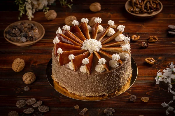 Dobos cake met noten Rechtenvrije Stockfoto's