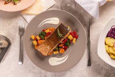 Kızarmış somon bifteği.