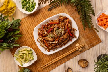 Erişteyi karıştır.