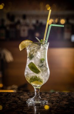 Limonlu soğuk kokteyl