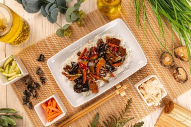 Sebze, shiitake ve bambu filizlerini karıştır.