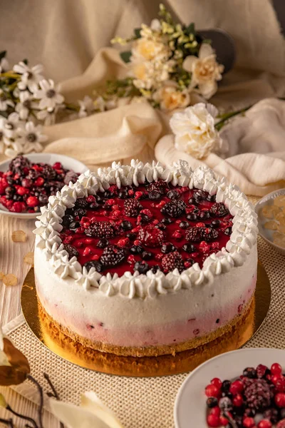 Pastel de mousse de bayas forestales —  Fotos de Stock