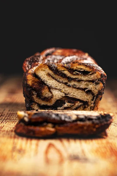 Remolino Brioche Pan Trenzado Chocolate Sobre Tabla Madera Con Espacio —  Fotos de Stock