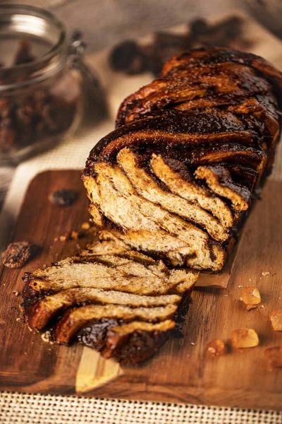 Spleciony Chleb Wirowy Lub Czekoladowy Drewnianej Desce — Zdjęcie stockowe