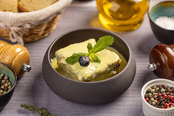 Bolo Sementes Papoula Coberto Com Molho Baunilha Mesa Restaurante — Fotografia de Stock