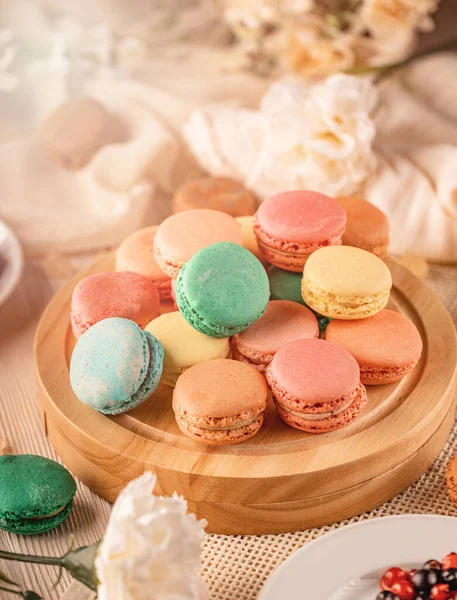 Macarons Français Avec Différentes Garnitures Savoureuses Composition Nature Morte — Photo