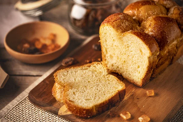 Babka Brioche Aux Amandes Maison Sucrée Sur Une Planche Découper Photos De Stock Libres De Droits