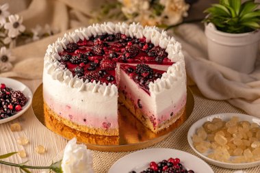 Kırmızı böğürtlenli ve jöleli ev yapımı cheesecake 