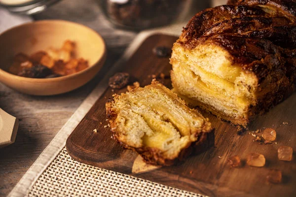 Crema Vainilla Casera Babka Rodajas Sobre Tabla Cortar Madera —  Fotos de Stock