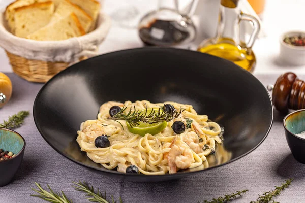 Linguine Pasta Con Formaggio Gamberetti Fiammeggiati Sul Tavolo Del Ristorante — Foto Stock