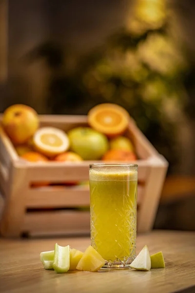 Rhubarbe Saine Jus Ananas Pomme Sur Table Bois Fond Flou — Photo