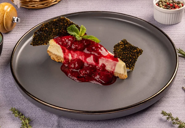 Lokanta Masasının Üstünde Kırmızı Kremalı Çilekli Kek — Stok fotoğraf