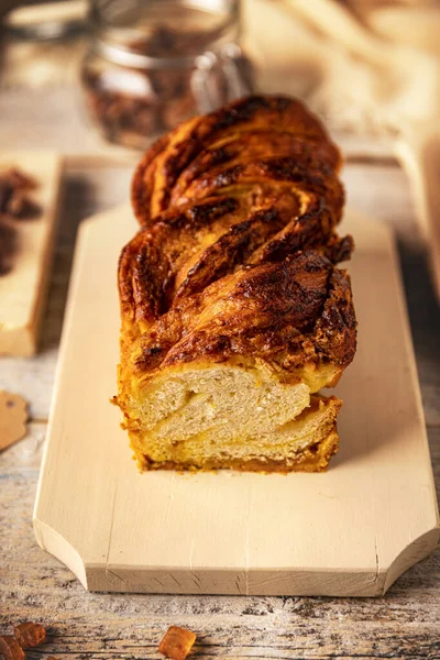 Dulce Casero Almendra Brioche Babka Una Tabla Cortar Madera — Foto de Stock