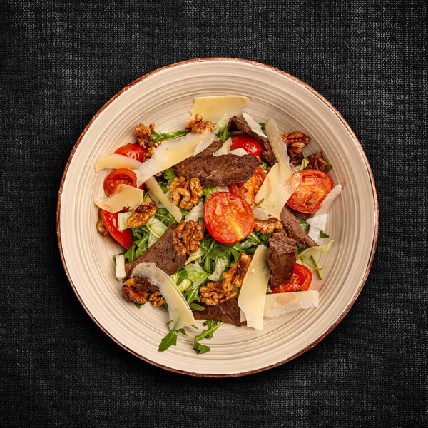Parmesanlı Biftek Salatası Ceviz Yeşil Marul — Stok fotoğraf