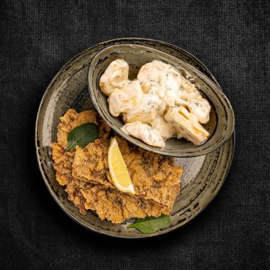 Otantik Viyana pirzolası veya sosis şnitzel) patates salatası, üst manzara, düz yatak