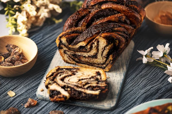 Remolino Brioche Pan Trenzado Chocolate Sobre Tabla Madera Con Espacio —  Fotos de Stock