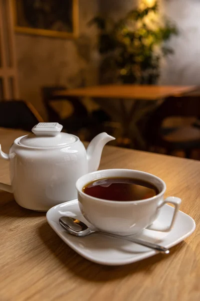 Heißer Tee Und Teekanne Auf Dem Restauranttisch — Stockfoto