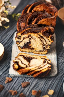 Geleneksel Polonya babka keki, üzerinde çikolata olan tahta kesme tahtası.