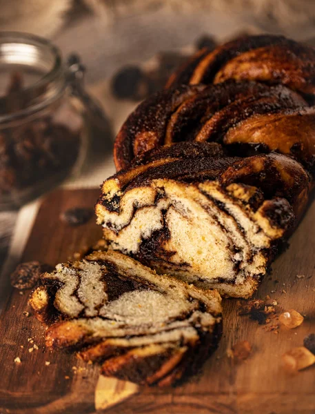 Brioche Redemoinho Pão Trançado Com Chocolate Tábua Madeira — Fotografia de Stock