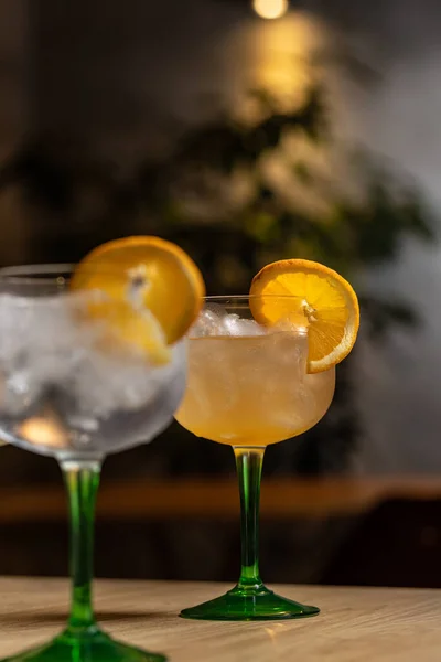 Cocktail Avec Glace Orange Sur Table Restaurant — Photo