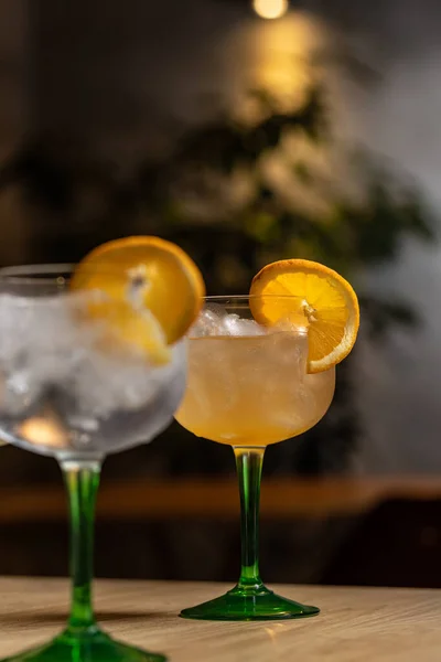 Cóctel Con Hielo Naranja Mesa Del Restaurante — Foto de Stock