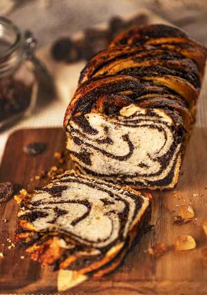 Verdraaide Babka Met Maanzaad Bakkerij Banketbakkerswaren — Stockfoto