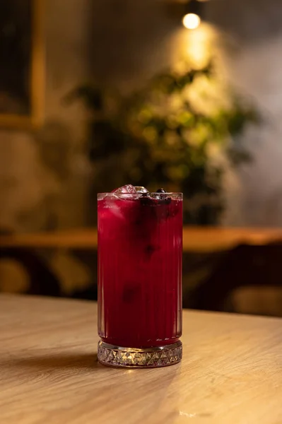 Kallt Uppfriskande Dryck Med Blåbär Och Ett Restaurangbord — Stockfoto
