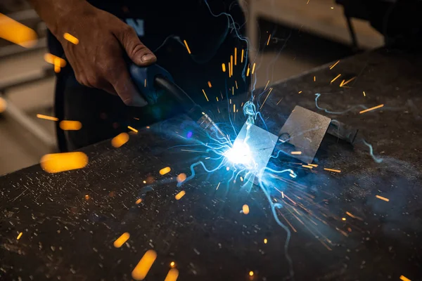 工場で男性労働者の手溶接鋼金属部品 — ストック写真
