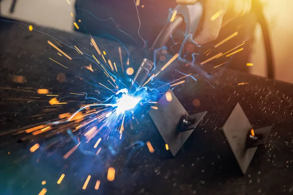 職場で鉄片を溶接産業労働者 金属加工製造 建設保守サービス — ストック写真