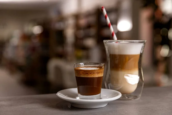 Zblízka Záběr Lahodné Horké Kávy Nápoj Macchiato Espresso Párou Mléka — Stock fotografie