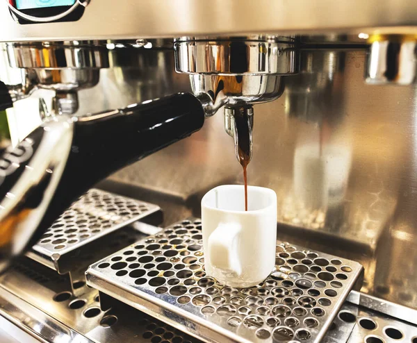 新鮮なコーヒーを作るプロのコーヒーマシン フレッシュモーニングエスプレッソコーヒー — ストック写真