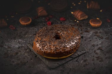Siyah arkaplanda çikolata jöleli lezzetli donut tatlısı
